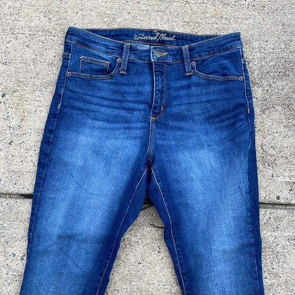 Universal Thread jeans - 2 pairs - Picture 4 of 10